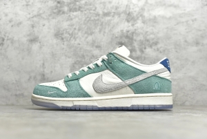 Kasina × Nike Dunk Low “Road Sign”